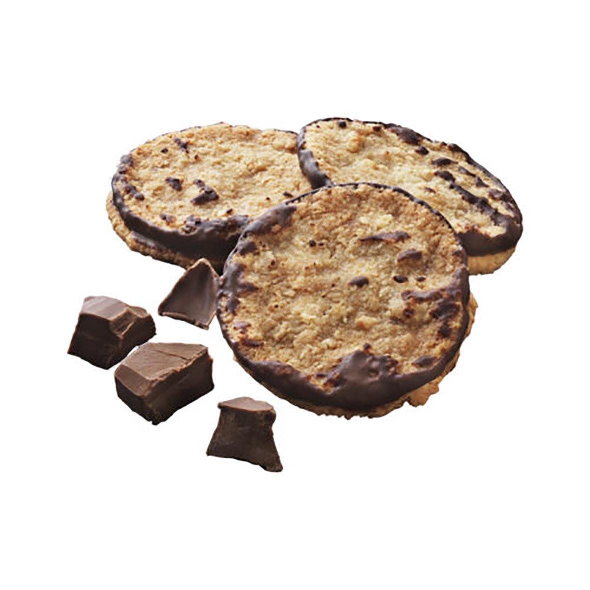 Tre dubbla chokladflarn med bitar av choklad och några chokladbitar bredvid