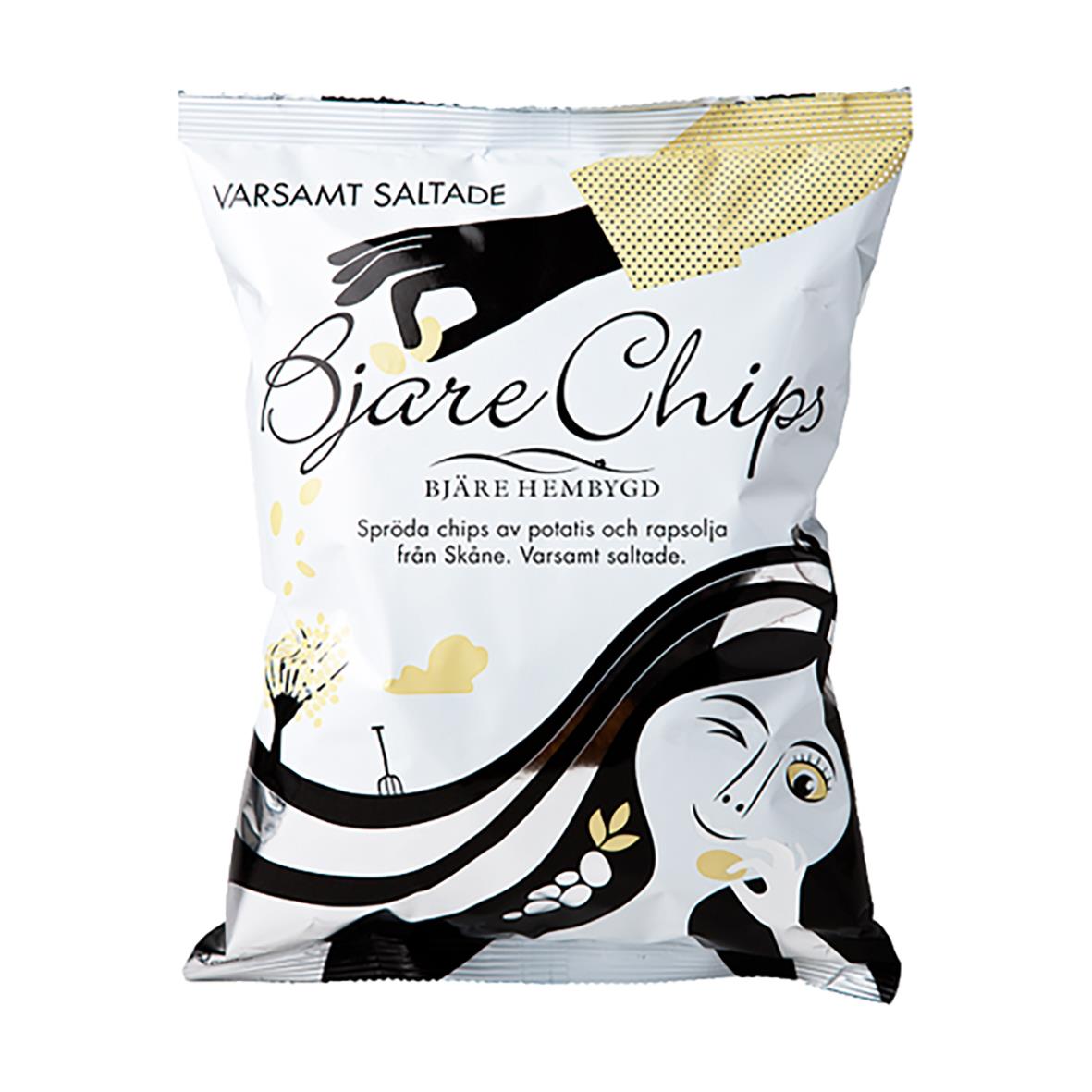 Påse med Bjärechips Salt 40g, saltade potatischips i vit och svart förpackning med illustration av en kvinna
