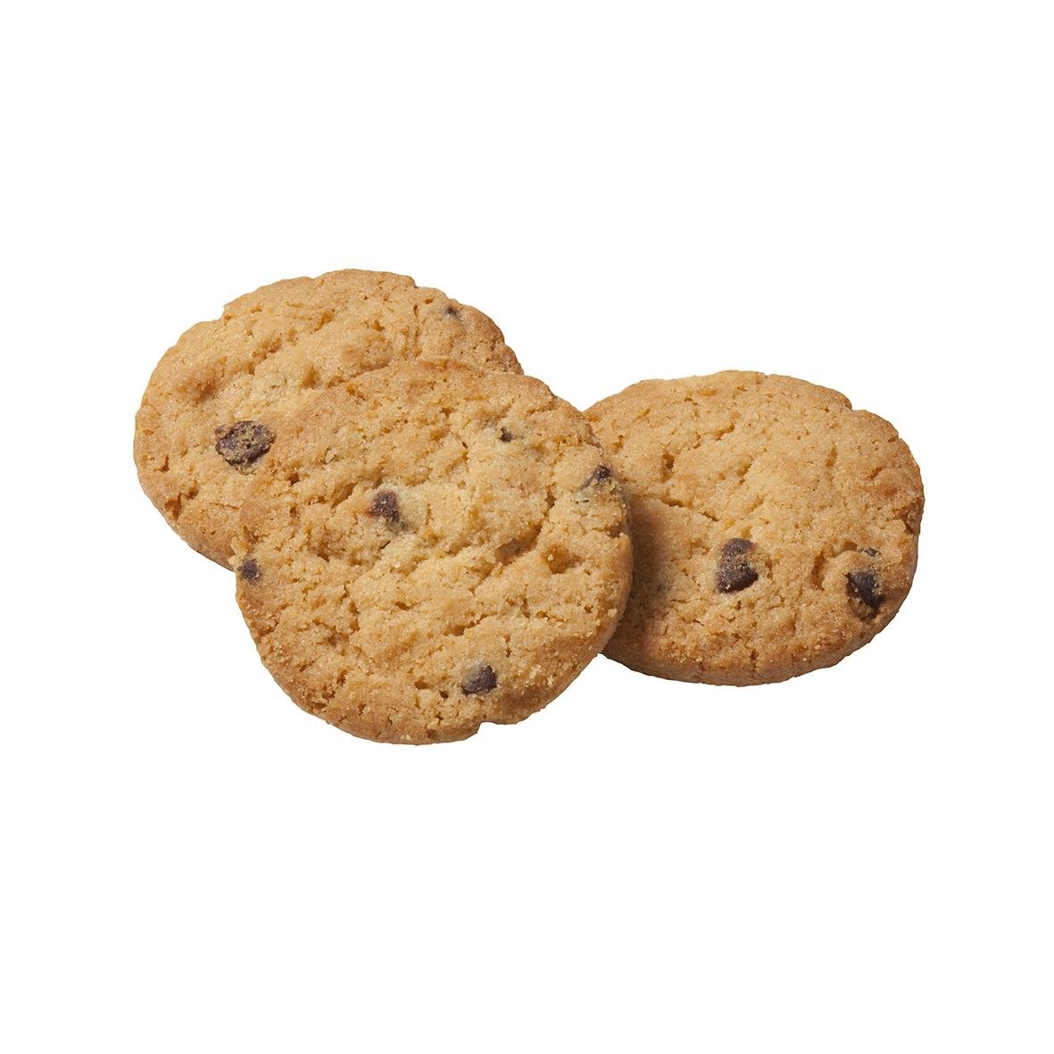 Tre pralinkakor med chokladbitar på en vit bakgrund