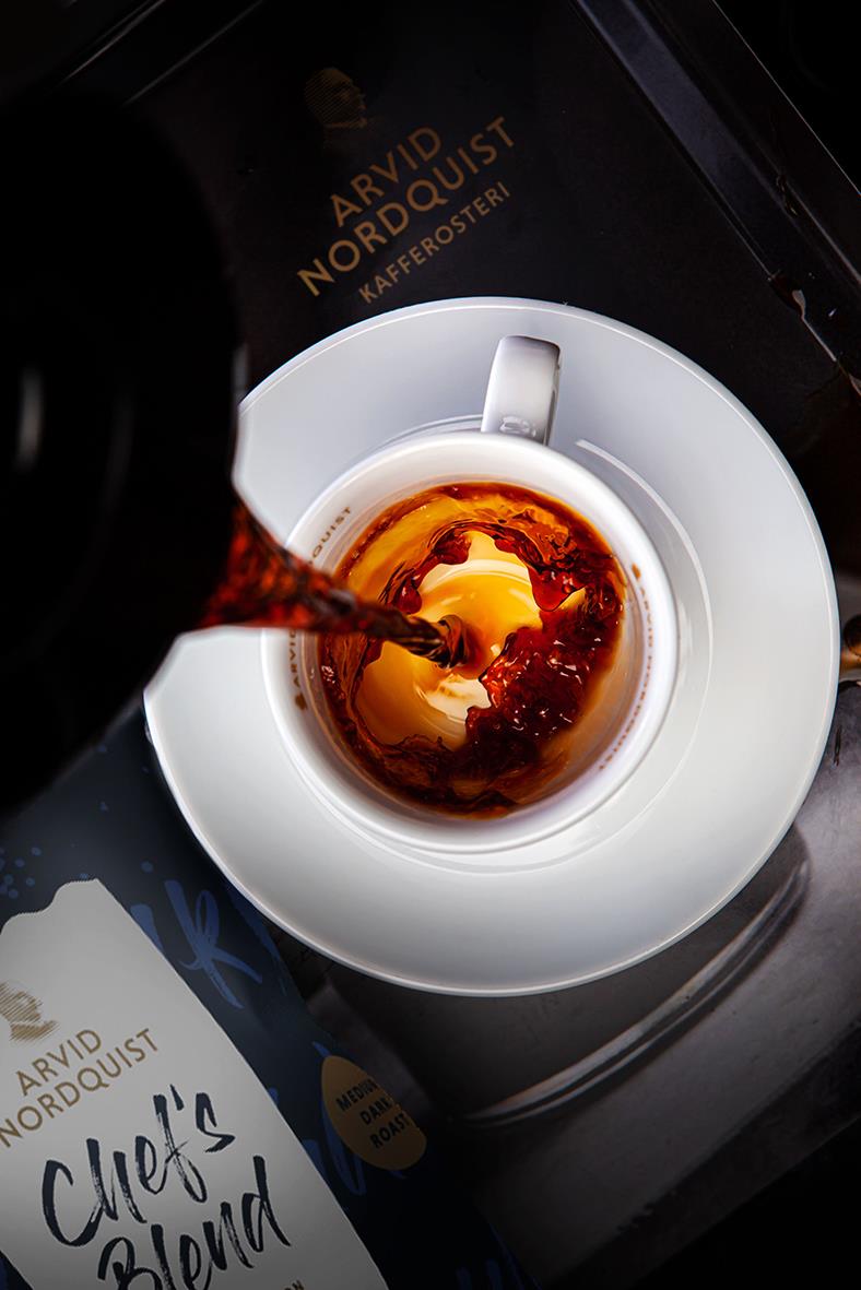 Kaffe Arvid Nordquist Chef's Blend termosbrygg i vit kopp med kaffe som hälls i