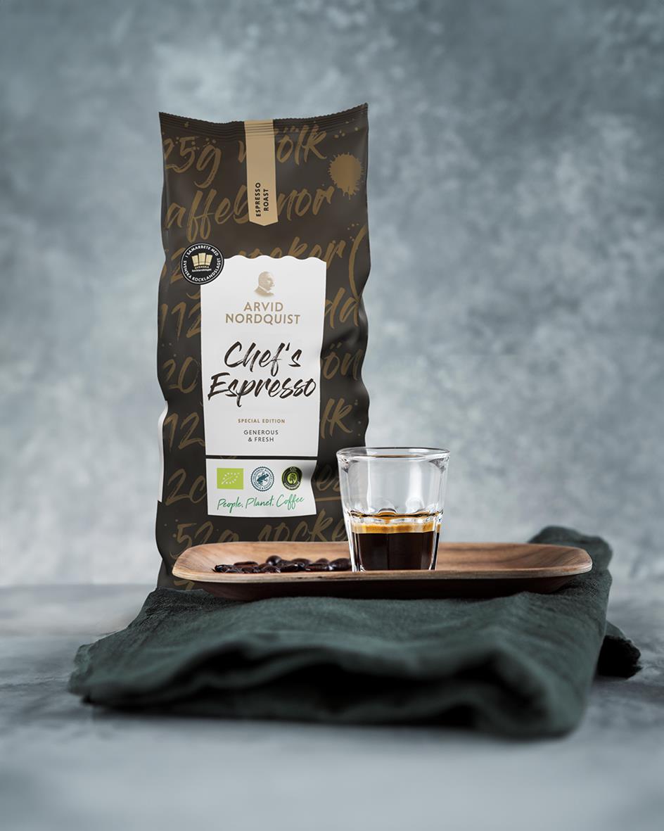 Förpackning av Arvid Nordquist Chef's Espresso hela bönor 1000g med ett glas espresso på en bricka