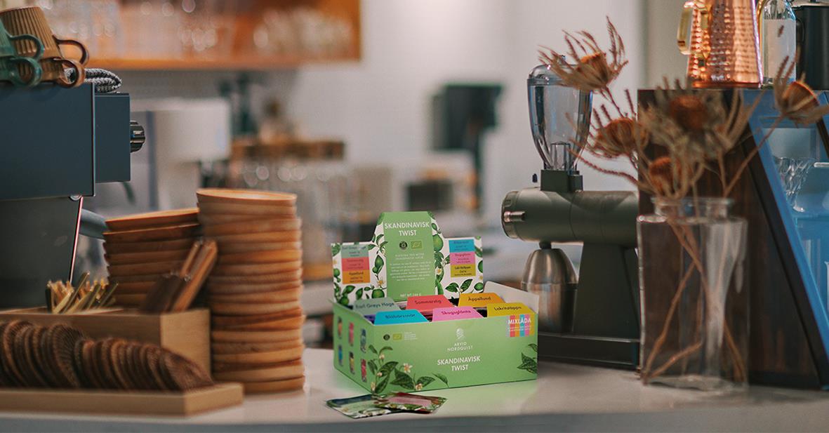 Te Arvid Nordquist Skandinavisk Twist Mixlåda på ett café eller kök med koppar och pappersservetter