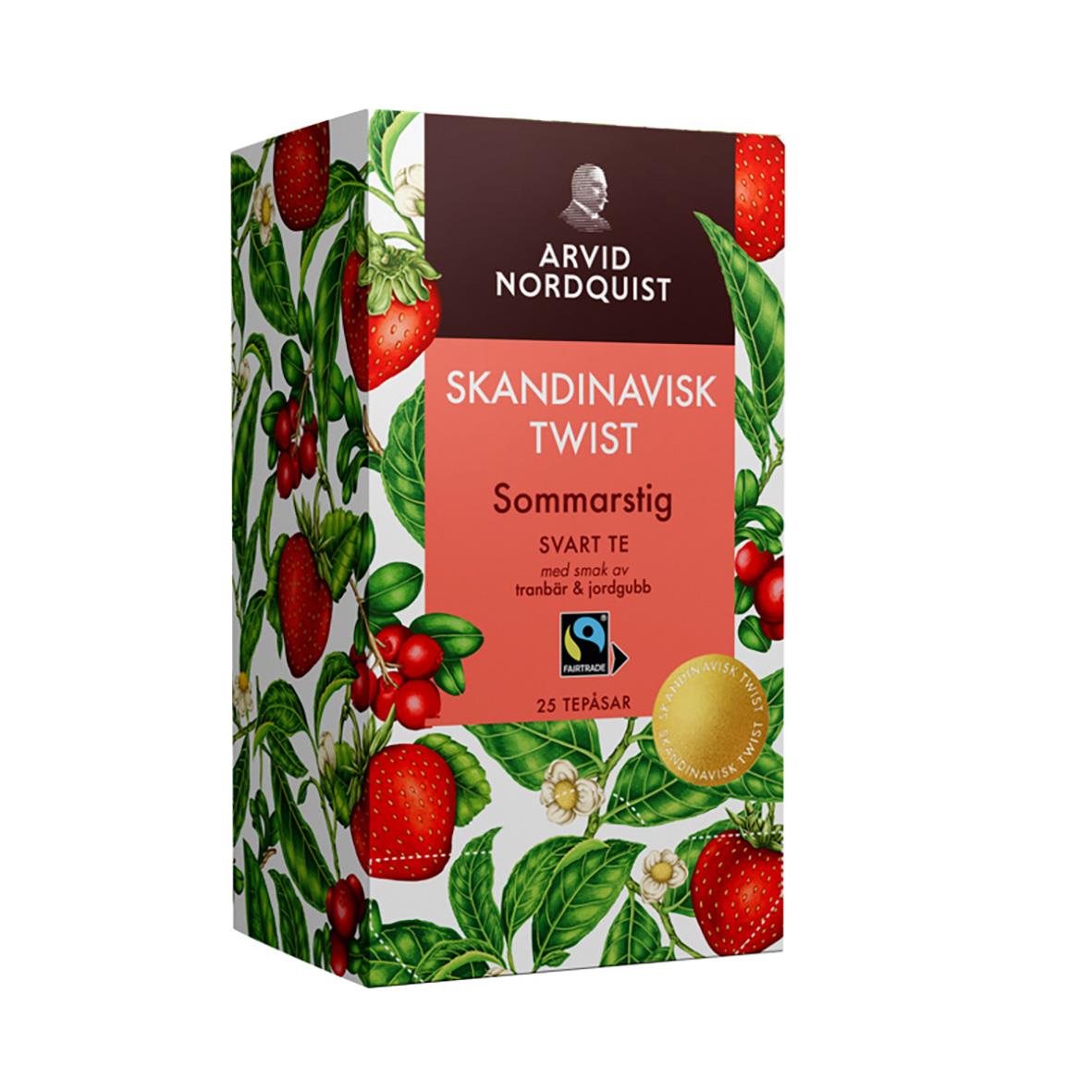 Svart te från Arvid Nordquist med sommarstigsdesign i grönt och rött, med jordgubbar och blommor