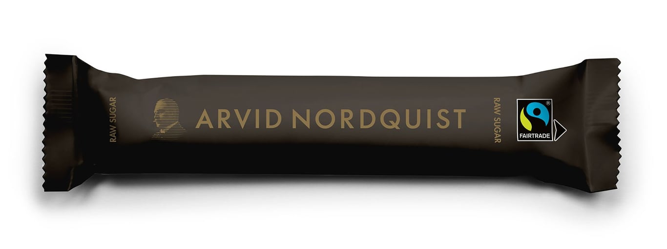 Råsocker Arvid Nordquist sticks 4g i svart förpackning med gult text