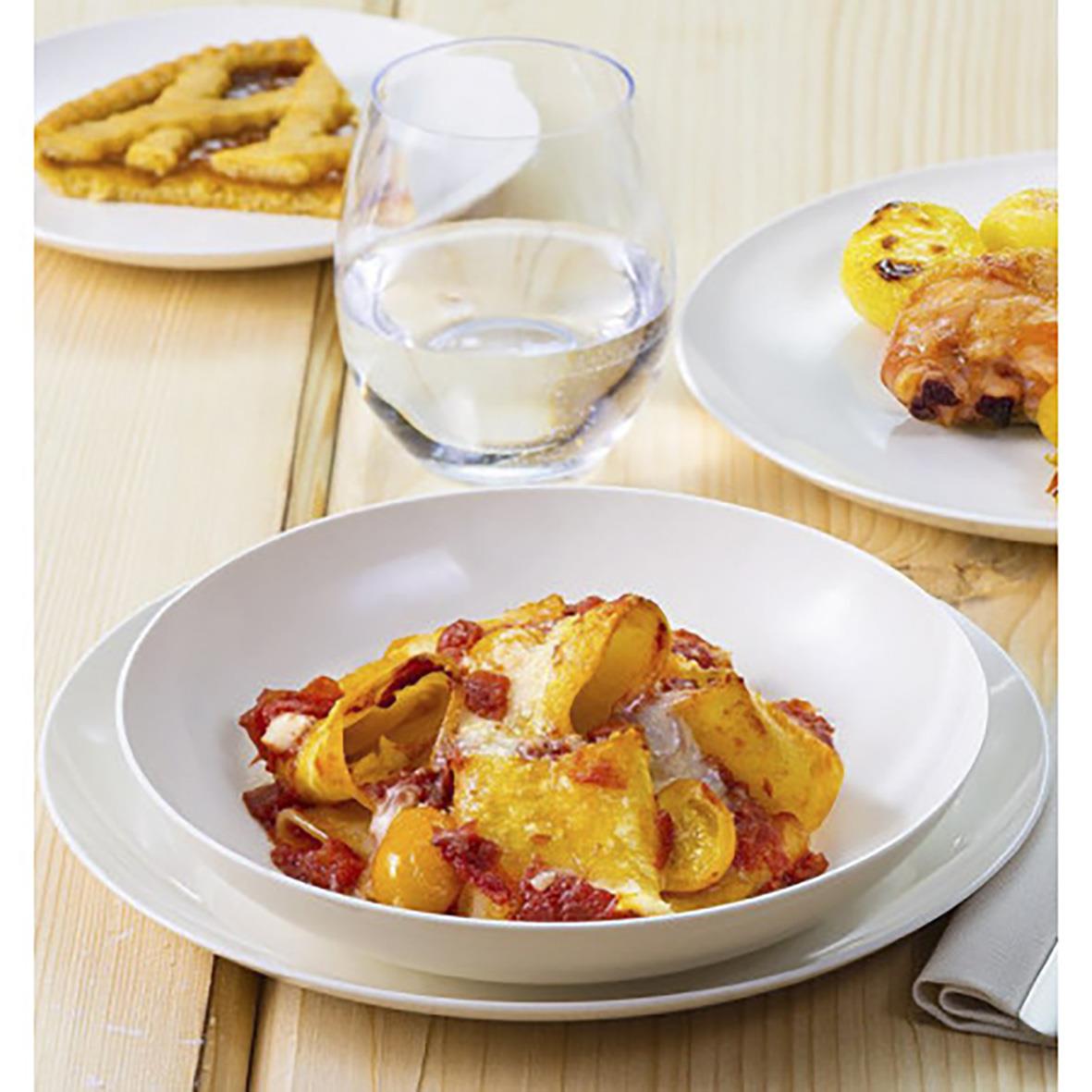 Vit rund tallrik för mat, diameter 22,3 cm, används för servering av mat