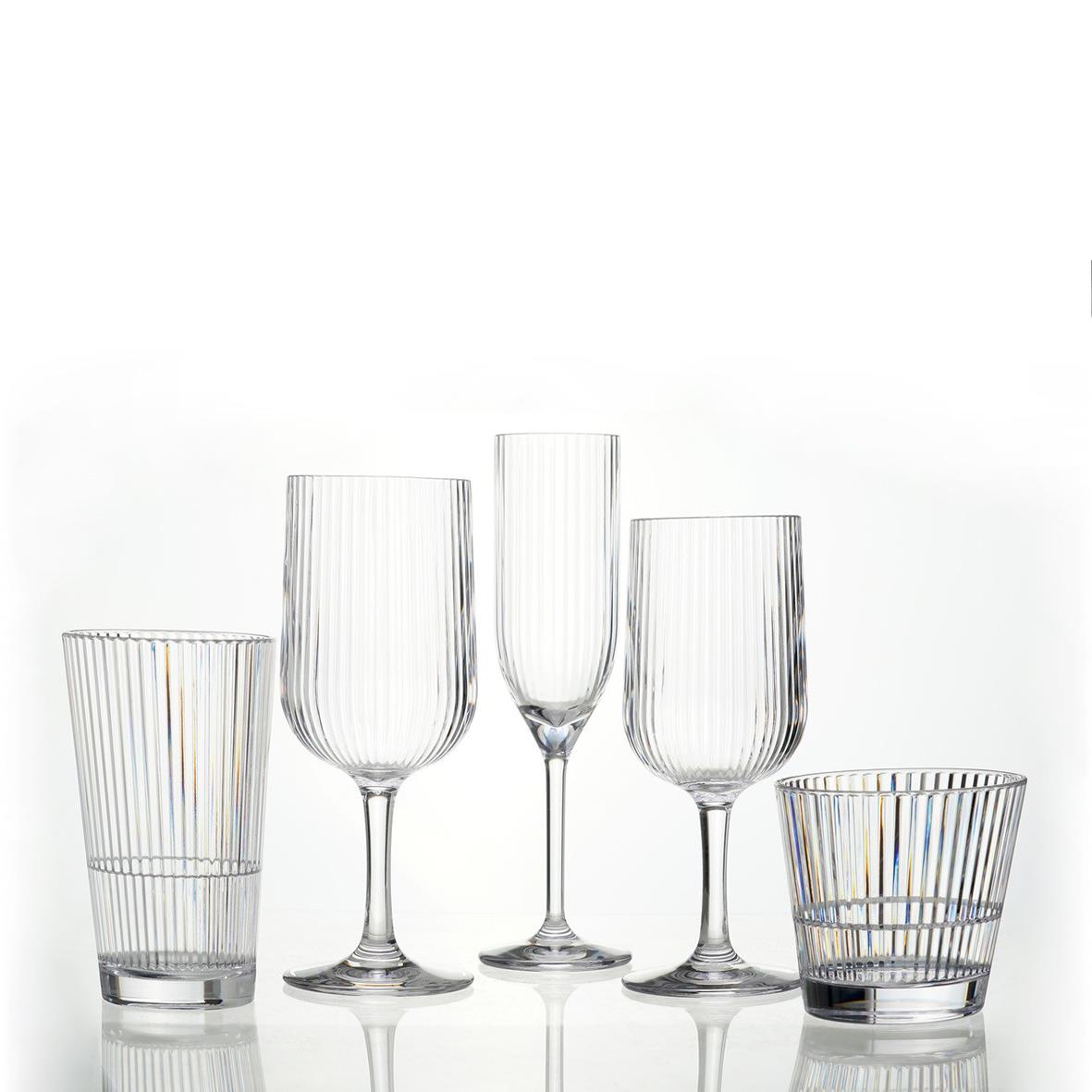 Vinglas och tumvågsformade glas av polykarbonat med vertikala ränder, olika höjder och bredder