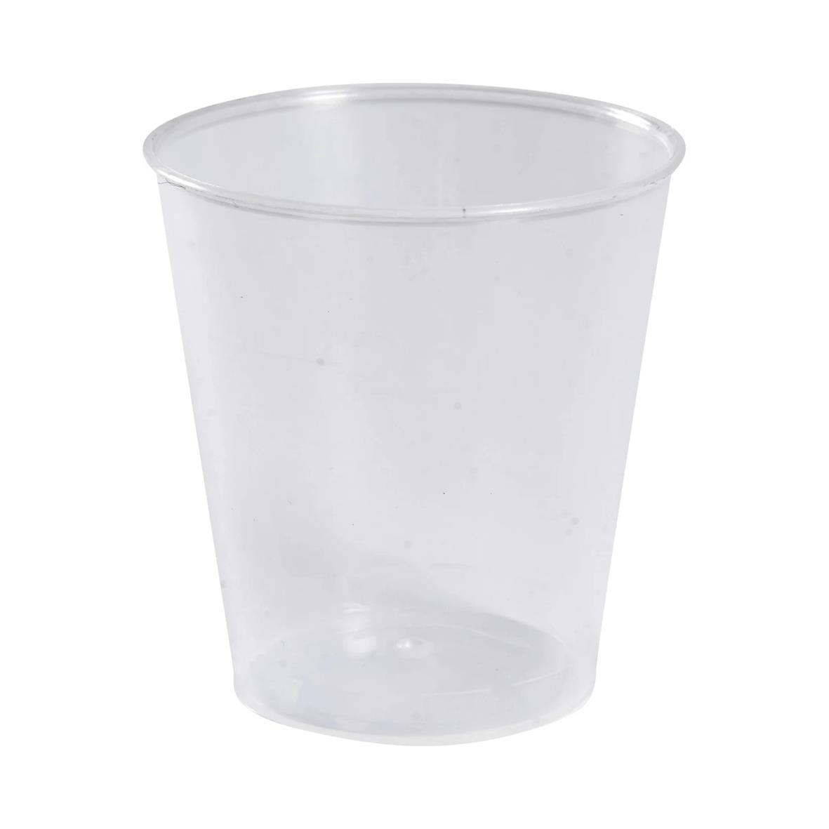 En tom, genomskinlig plastkopp