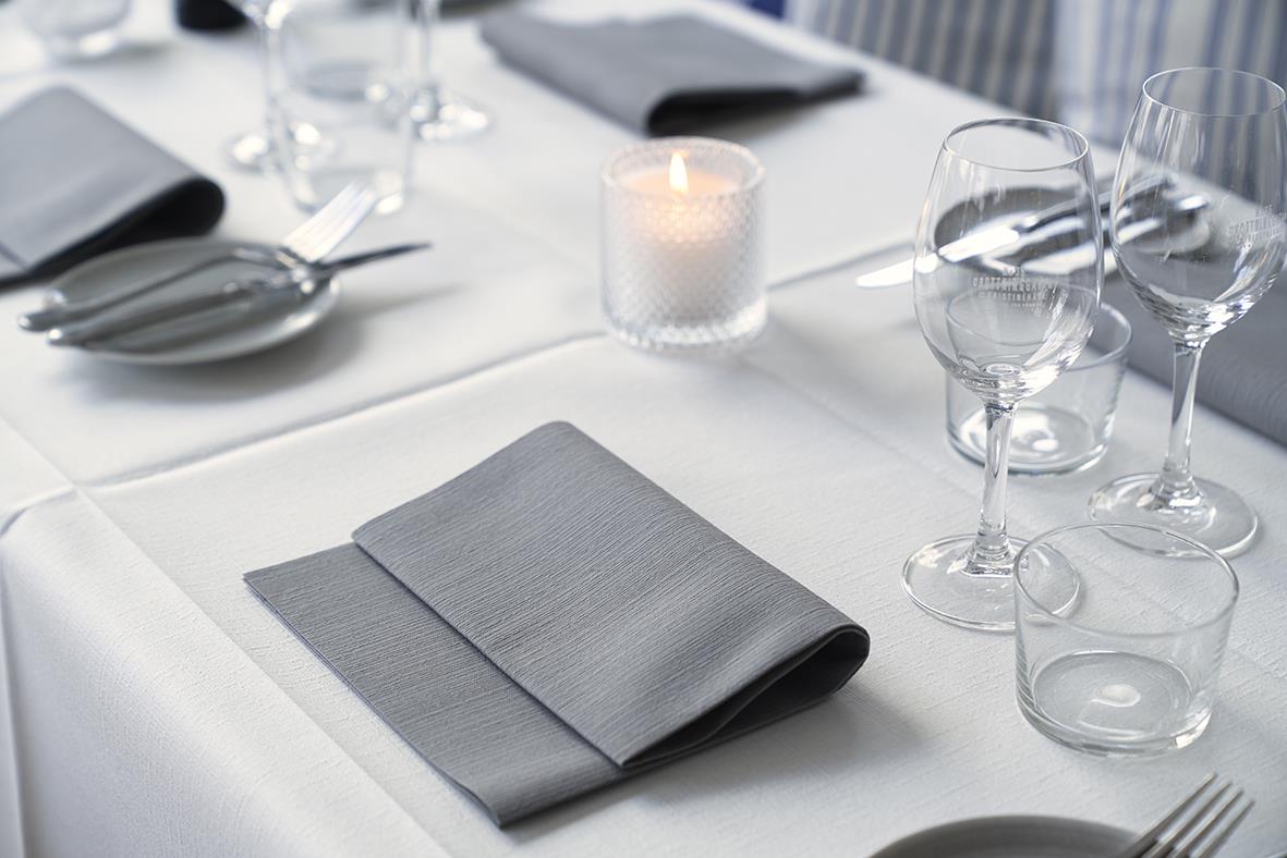 Vit duk Duni Evolin 127x220cm på dukning med glas och bestick