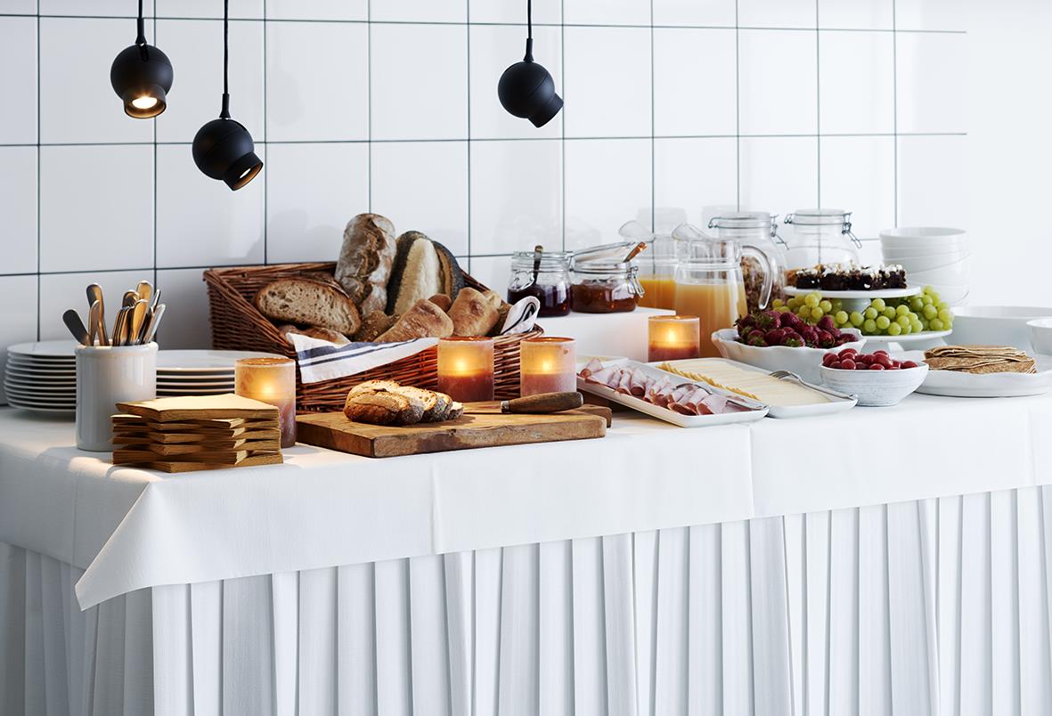 Vitt dukjol Duni Dunicel 0,72x4m på köksbänk med bakverk och ljus