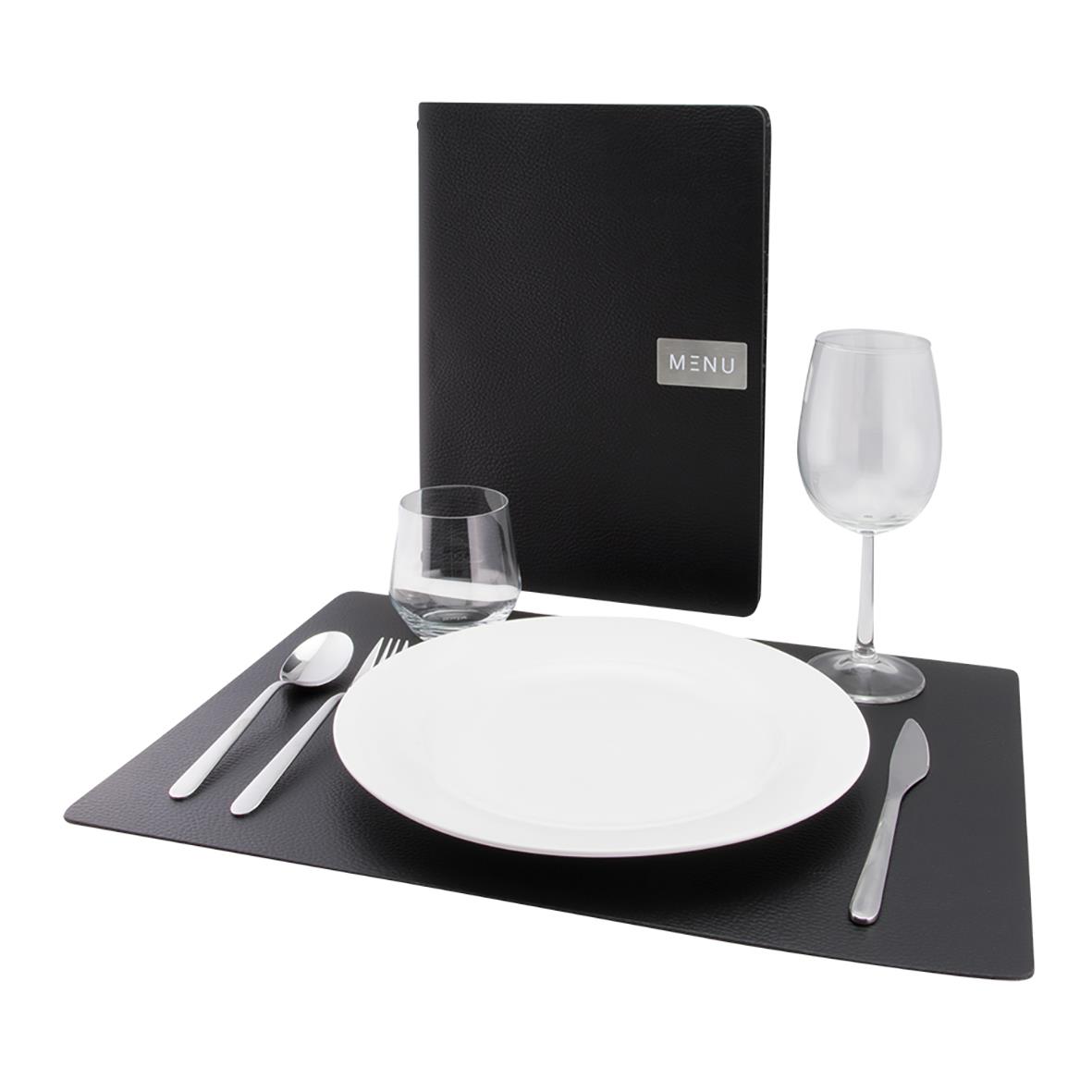 Svart läderunderlägg med tallrik, glas, bestick och menyfolder