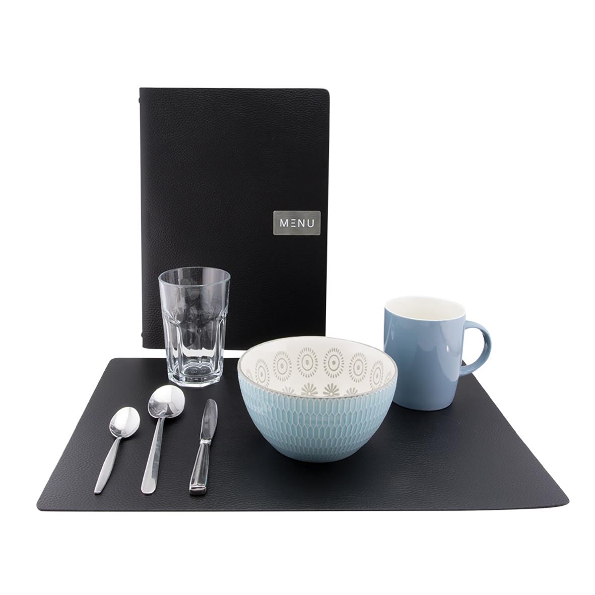 " läderliknande tablett Securit Raw med menybok, glas, skål, mugg och bestick på svart underlag"