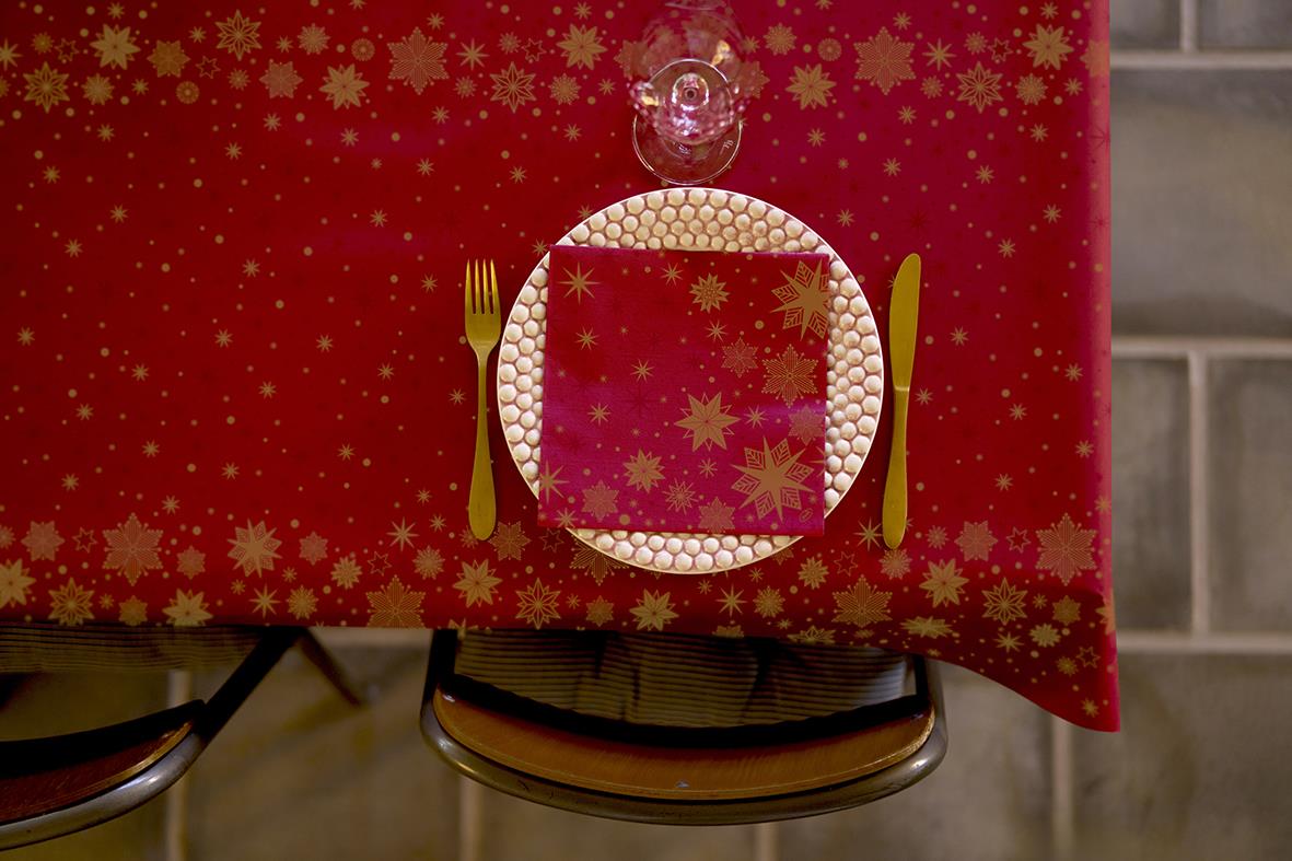 Duk Duni Stargazing Dunicel Röd med plats för tallrik, bestick och glas på ett bord