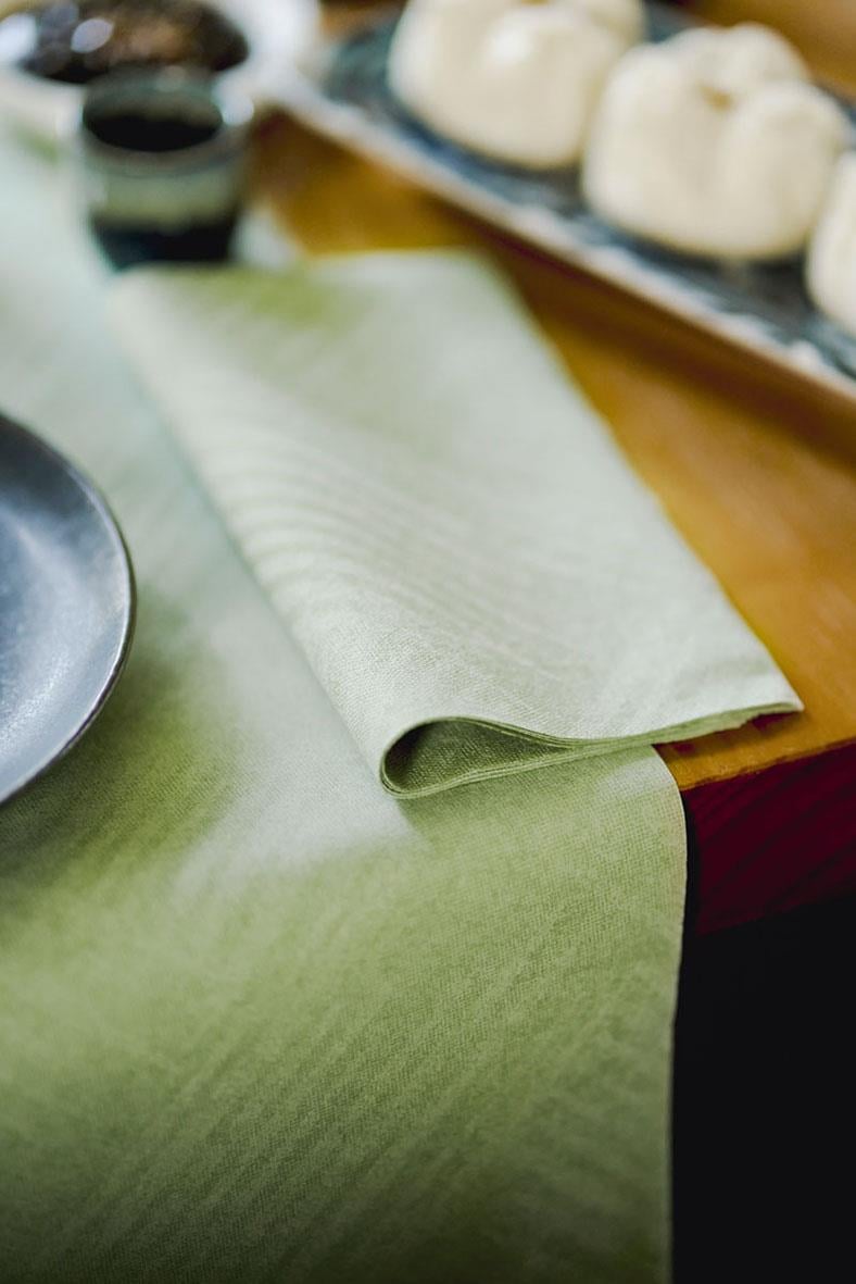 Vepa Duni Dunicel vävduk 0,4x24m i ljusgrön färg, delvis rullad på bord