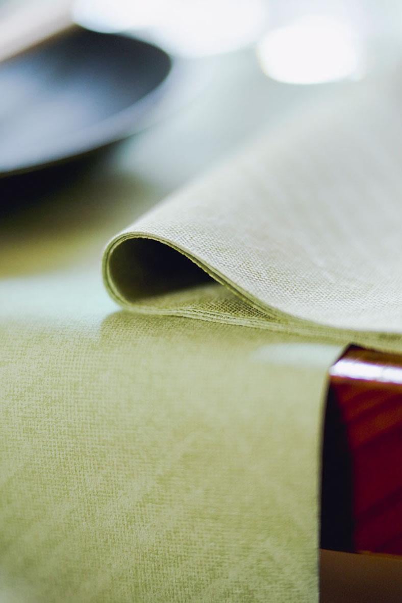 Vepa Duni Dunicel vävduk 0,4x24m i ljusgrön färg, delvis rullad på bord
