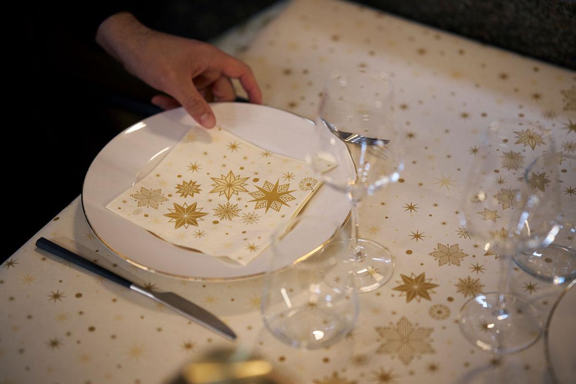Duk Duni Stargazing Cream Dunicel med guldstjärnor, dukning med tallrikar och glas