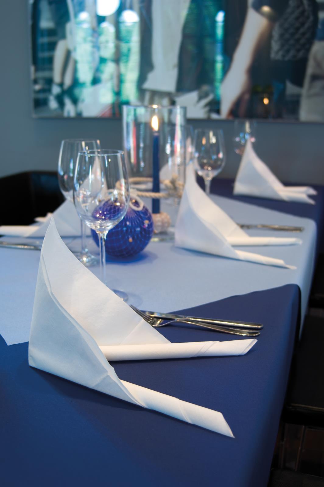 Servett Duni 3-lag vit 40x40cm på dukat bord med glas och bestick