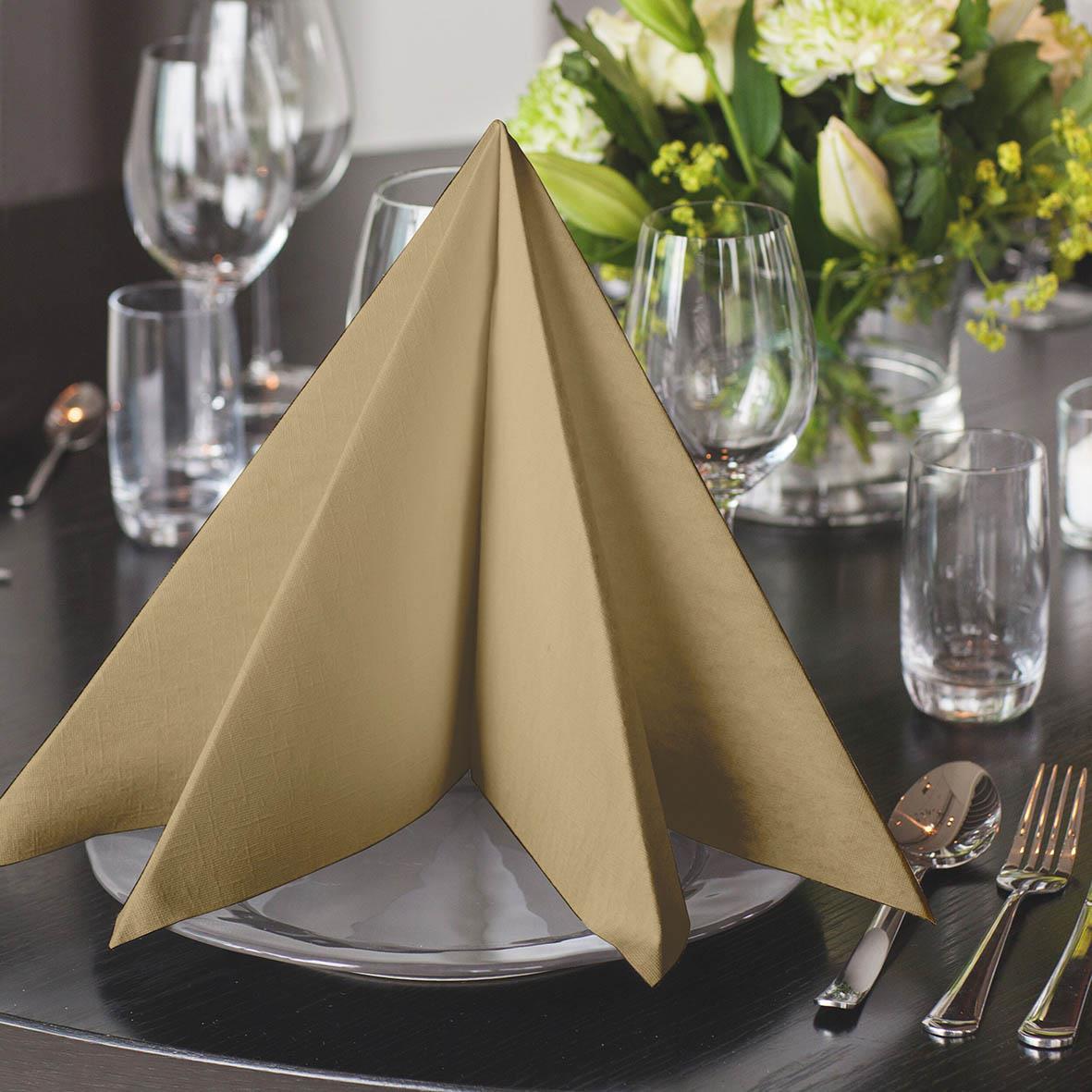 Beige servett i linstil torkad till 39x39cm, elegant dukning med glas och bestick på bord
