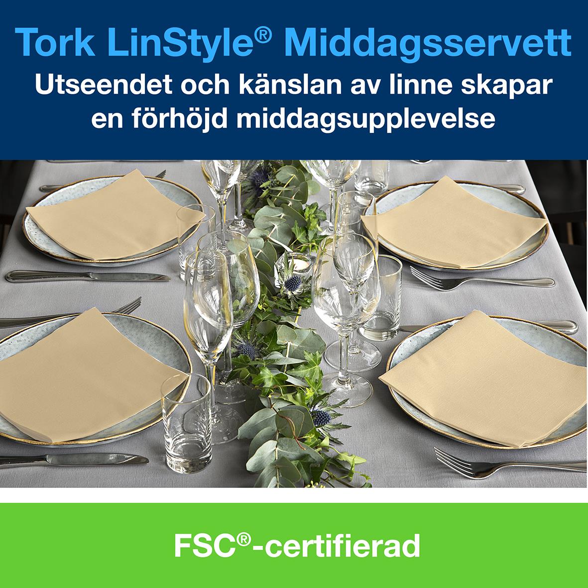 Servett Tork LinStyle 1/8 Vikt Creme 39x39cm på dukning med glas och bestick, grönt bladdekoration