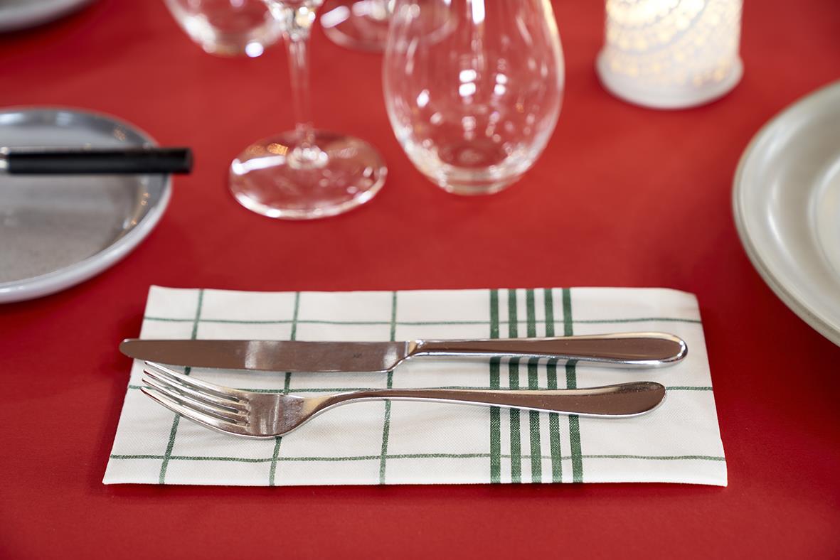 Servett Duni Dunisoft mörkgrön med kniv och gaffel på bord med röd duk