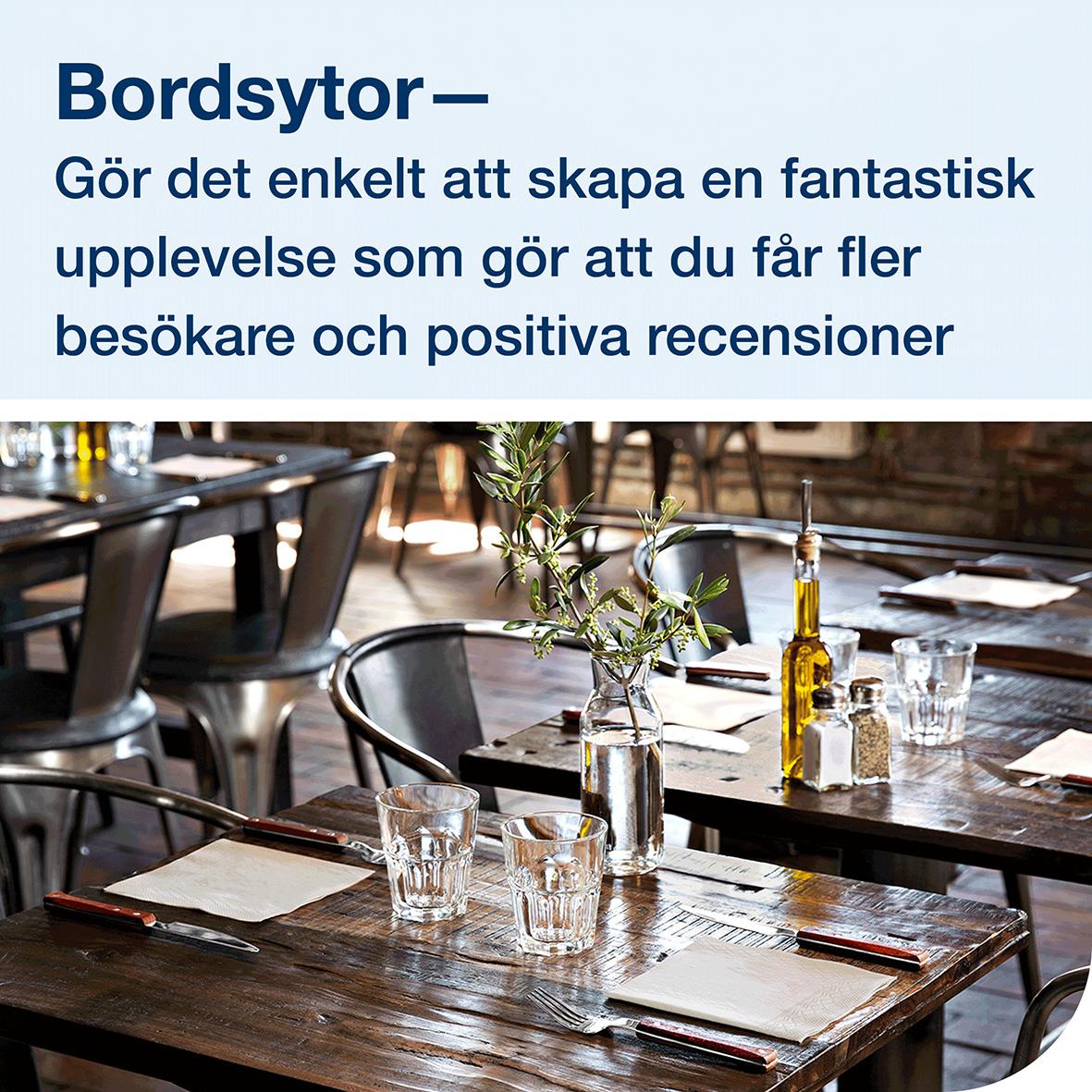 Servett Tork 1-lag Vit 33x33cm på dukat bord med glas och bestick i en restaurangmiljö