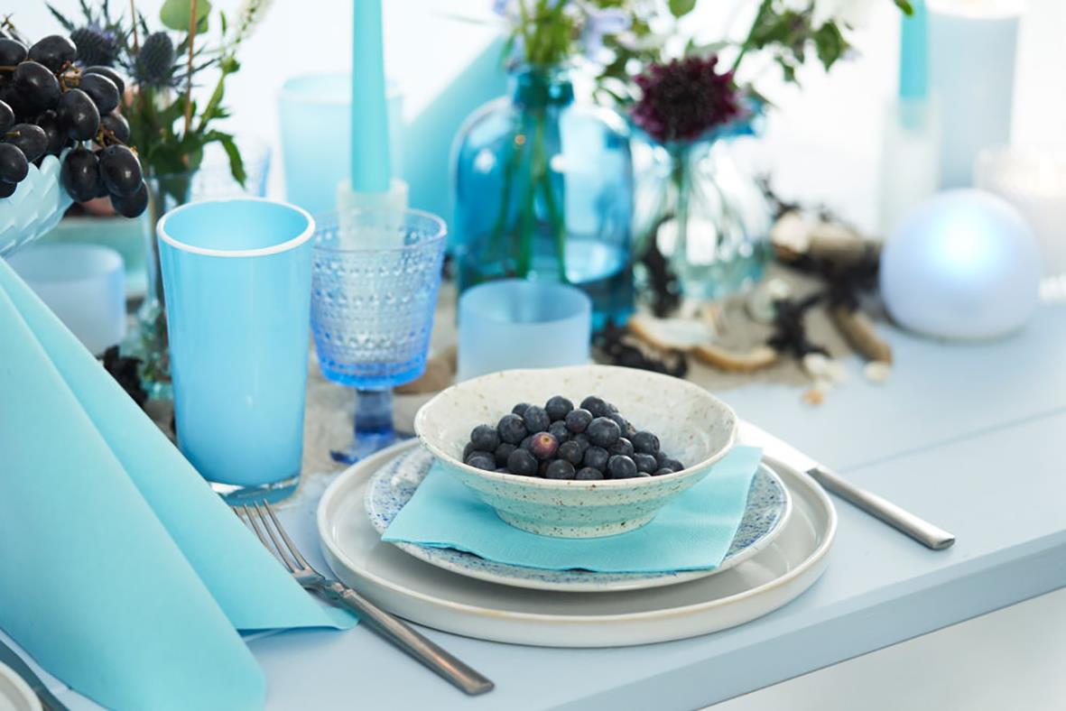 Servett Duni Dunisoft Bio Mintblå 40x40cm på ett dukat bord med glas och dekorationer