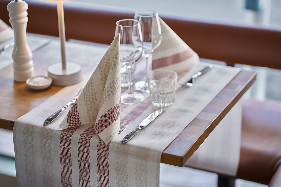 Servett Duni Dunilin Rigato Bordeaux 40x40cm på dukat bord med glas och bestick
