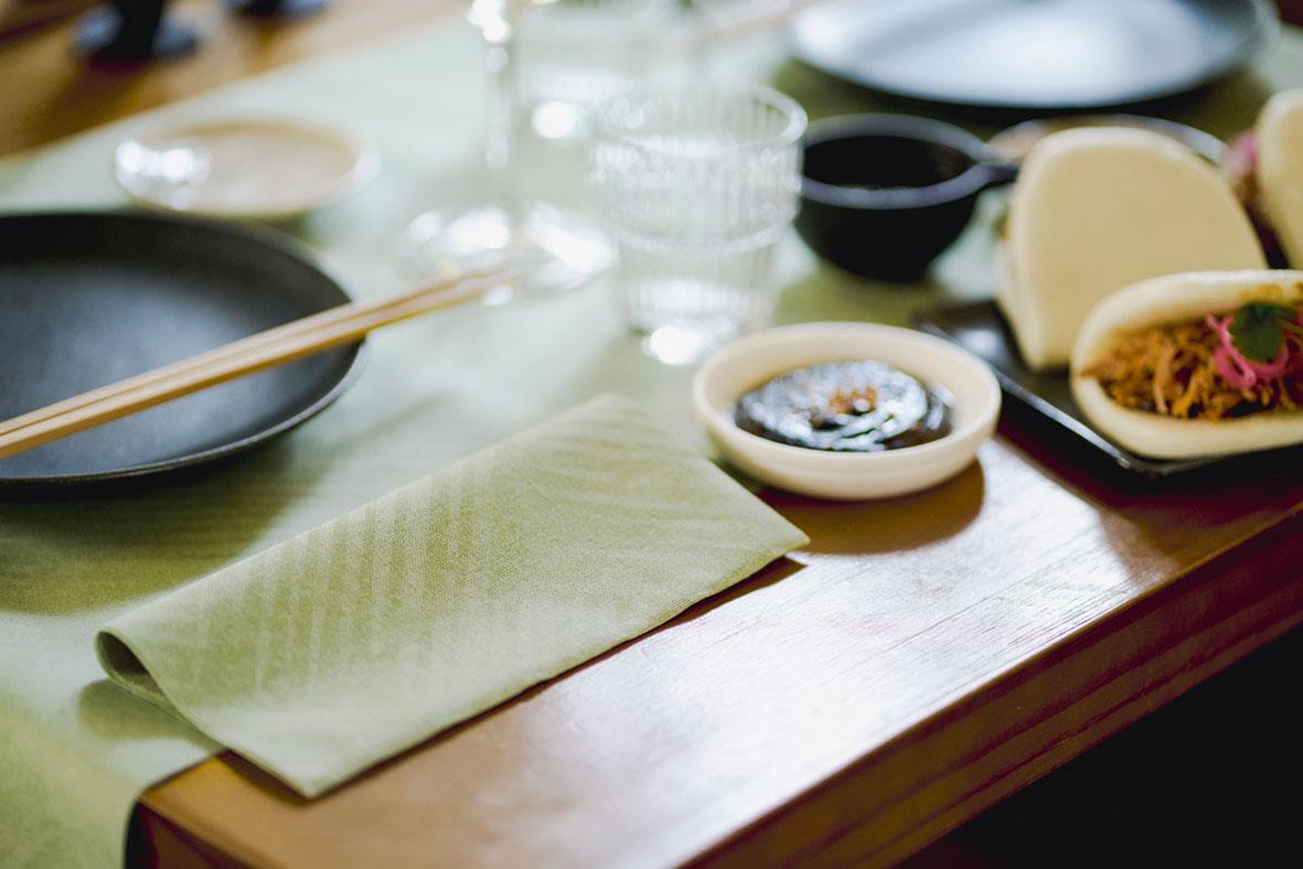 Servett Duni Dunisoft Loom 40x40cm på bordet med andra matservetter och tallrikar