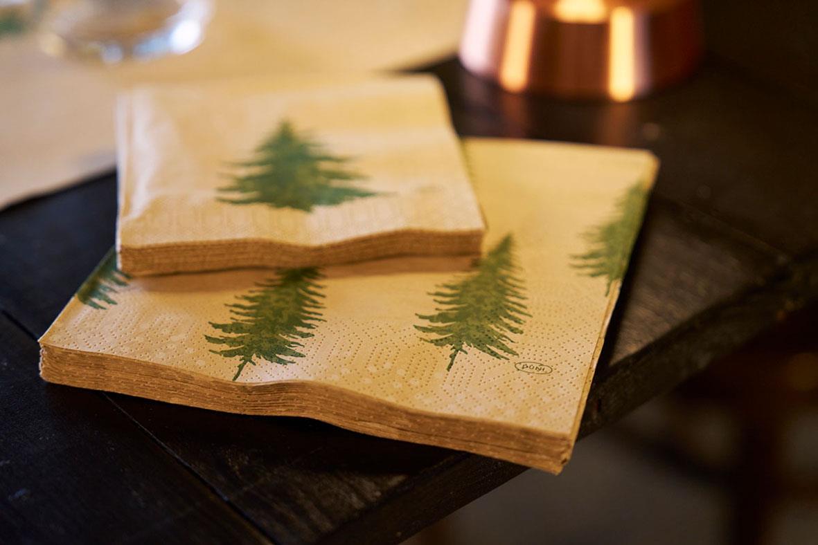 Servett Duni Humble trees 3-lag 24x24cm med gröna trädmotiv på beige bakgrund
