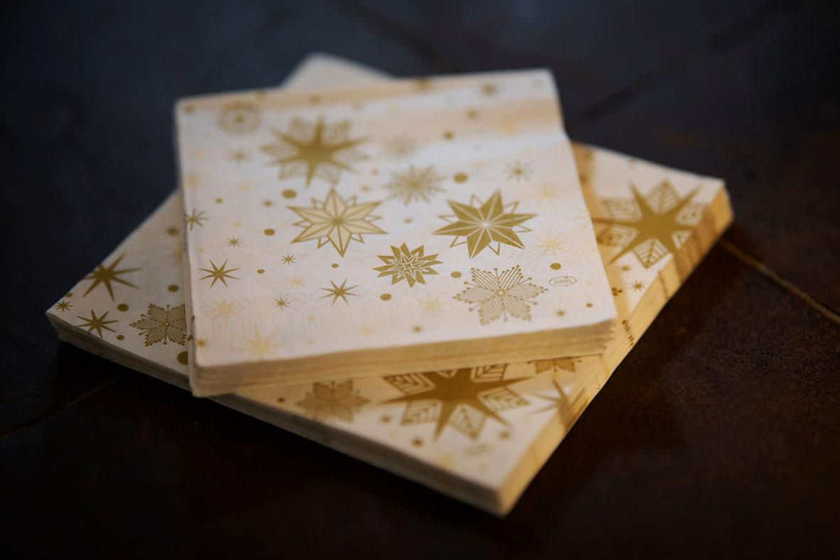 Servett Duni Stargazing Cream 3-lag 33x33cm med guldstjärnor på vit bakgrund