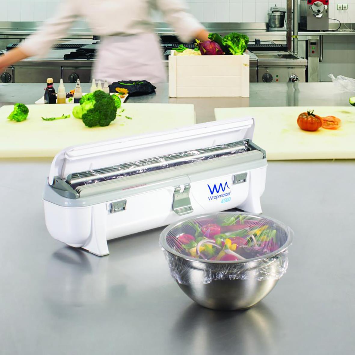 Dispenser Wrapmaster 4500 45cm på köksbänk med grönsaker och köksutrustning i bakgrunden