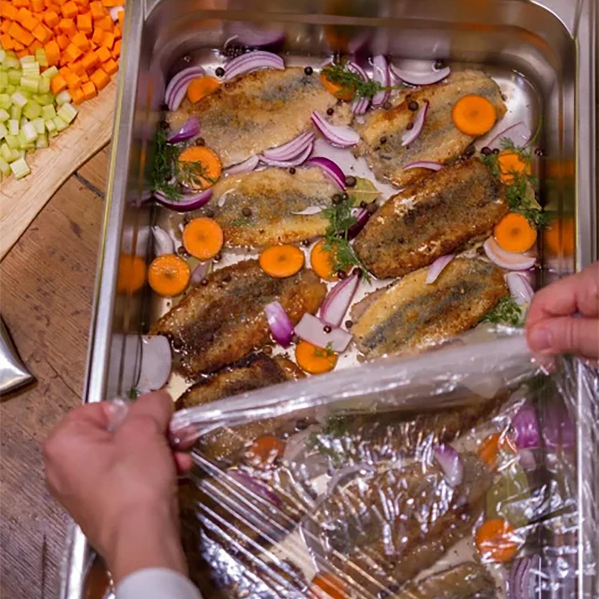 Plastöverdrag EazyCover Large GN 1/1 som täcker en ugnsform med fisk och grönsaker