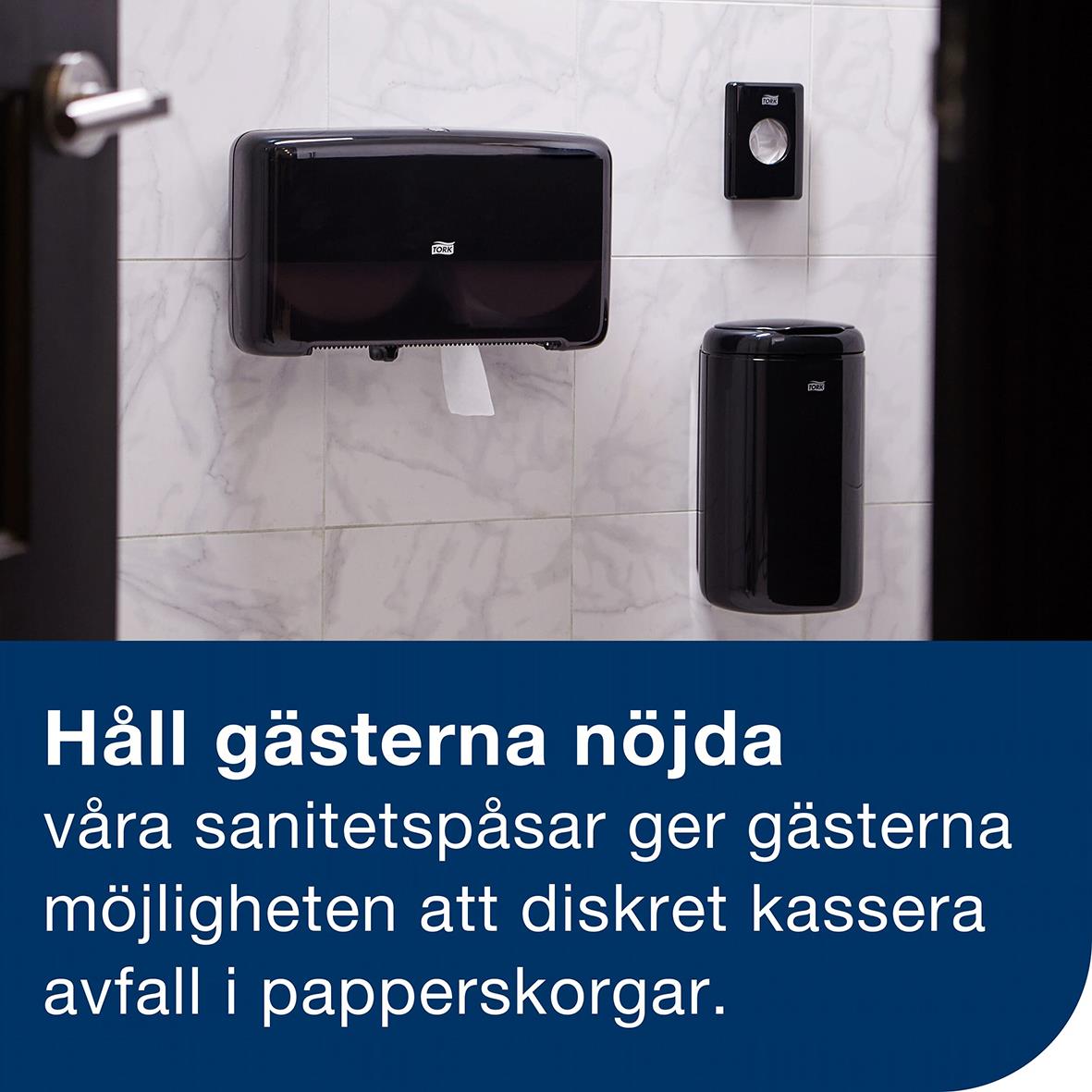 Sanitetspåse Tork B5 1L Vit på vägg i badrum, med text om diskret kassering av avfall