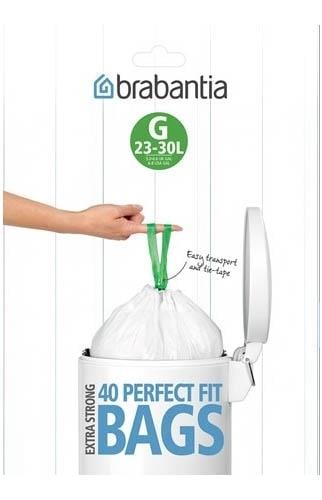 Avfallspåse Brabantia PerfectFit 23-30L G med hand som placerar påsen i en soptunna