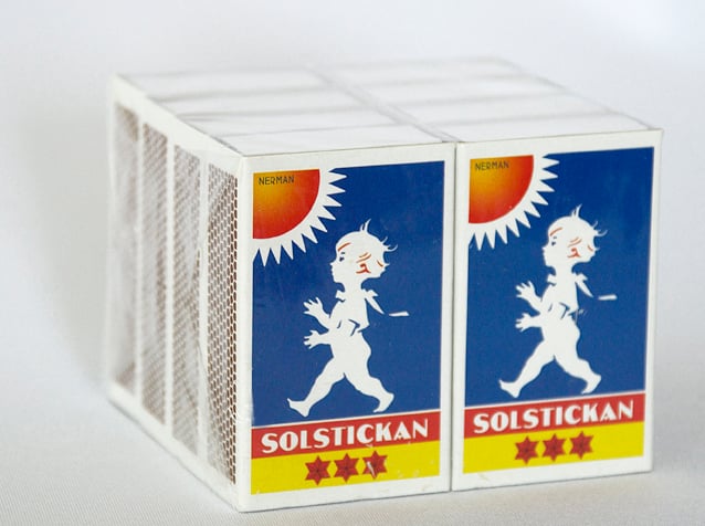 Förpackning med tändstickor av märket Solstickan med tre stjärnor på förpackningen