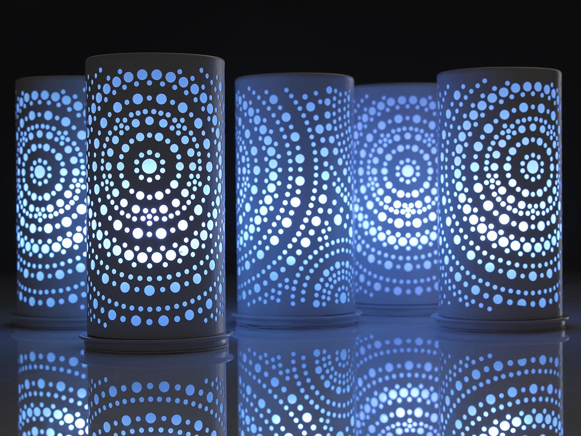 Fyra svarta metall ljushållare med LED-lysdotter i blått, cirkulära mönster, 140x75mm