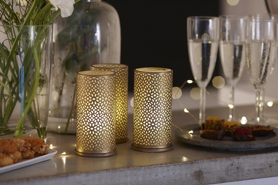 Guldljushållare Duni Bliss i metall med perforerad design på bordet