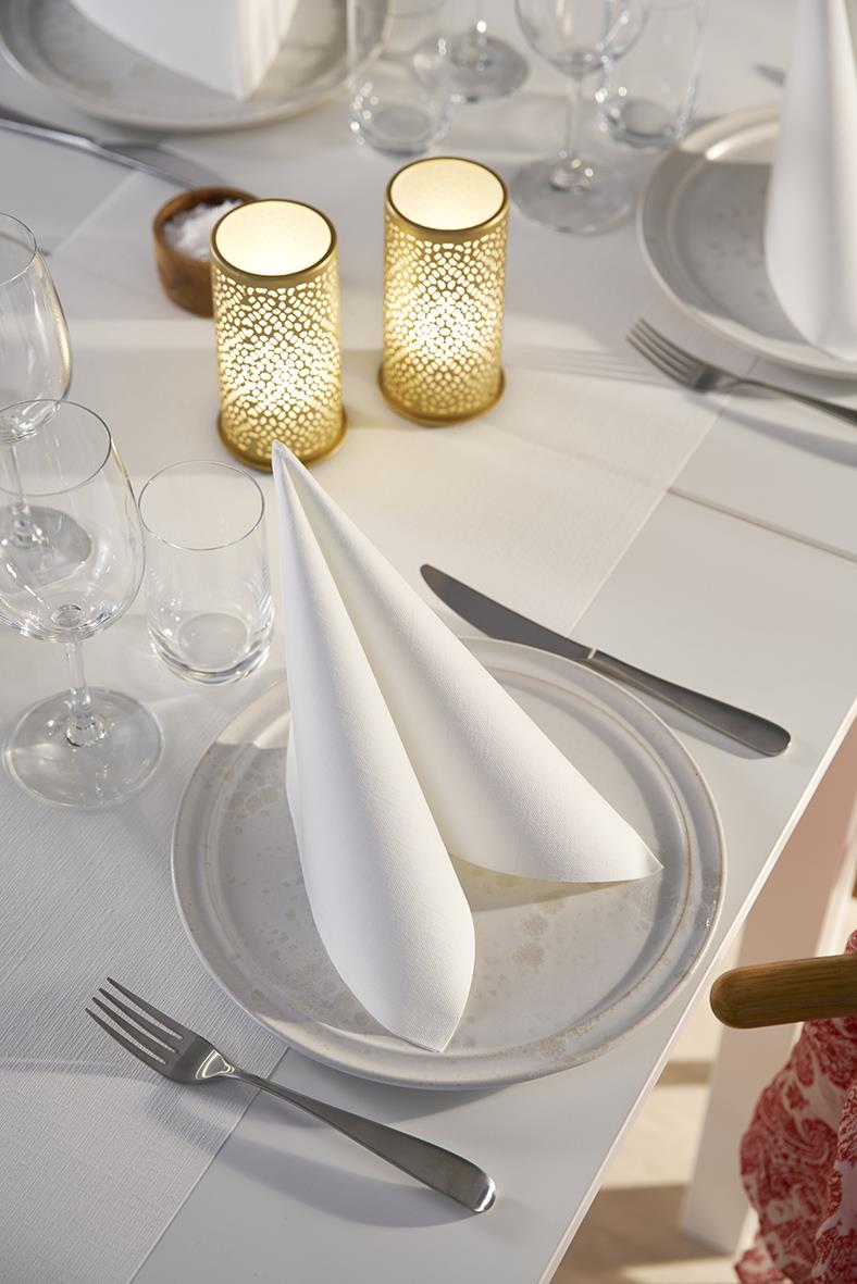Ljushållare Duni Bliss Guld 140x75mm på dukat bord med vita servetter och glas