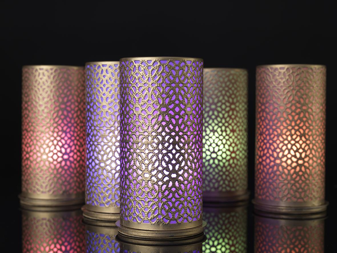 Fyra ljushållare Duni Bliss Guld med mönster och reflektioner