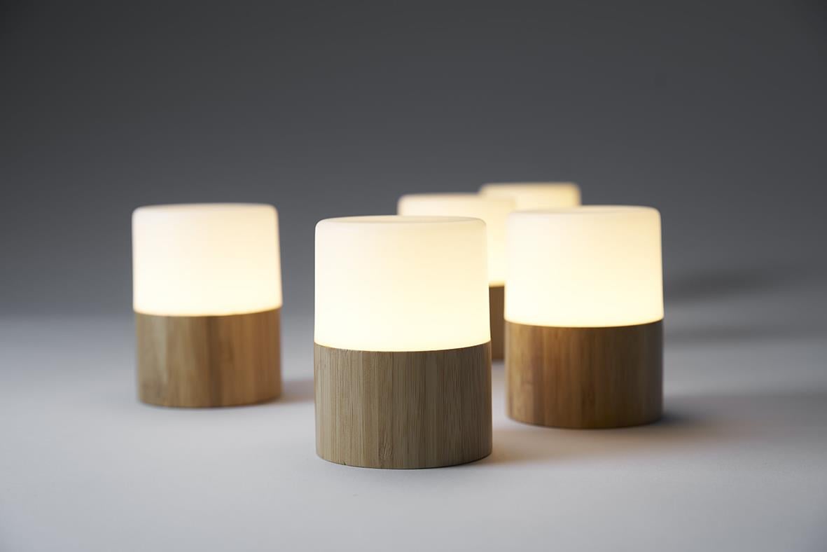 Fyra LED-ljushållare Duni Bright Bambu med träbas och vitt skärmljus