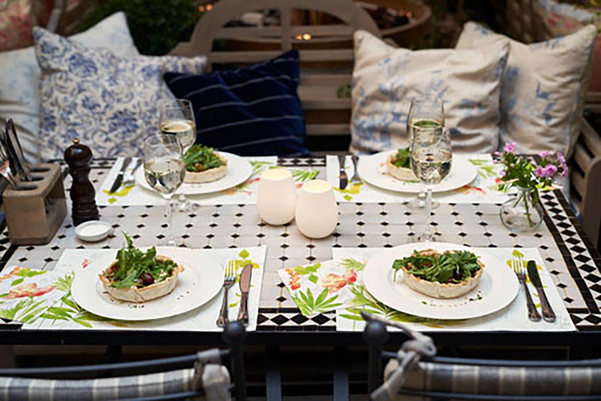 Ljushållare Duni till LED-ljus i silikon, vit, 103xØ85mm, på dukat bord med mat och dryck