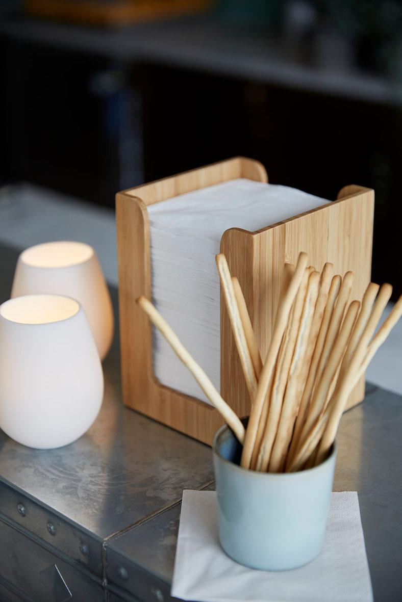 Ljushållare Duni till LED-ljus i silikon, vit, 103xØ85mm, med pinnar i trä