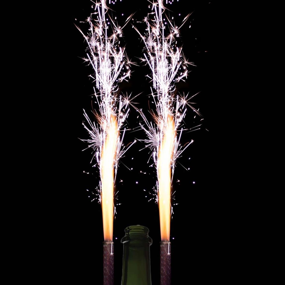 Två små isfacklor med 12 cm längd avfyras med gnistor mot en svart bakgrund