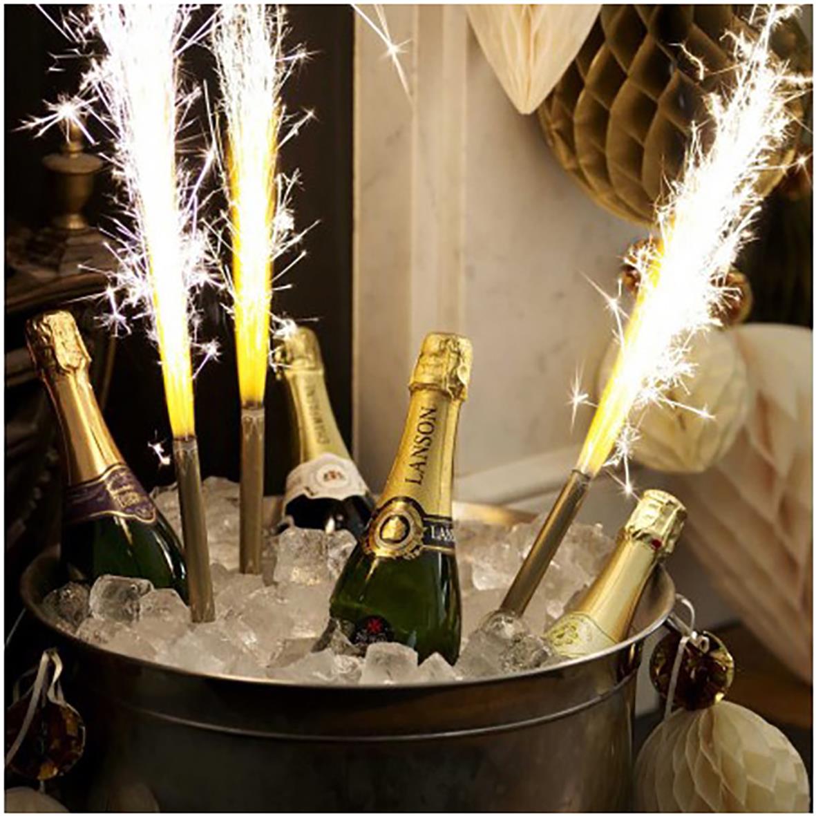 Isfackla 12cm i en hink med champagneflaskor och fyrverkerier