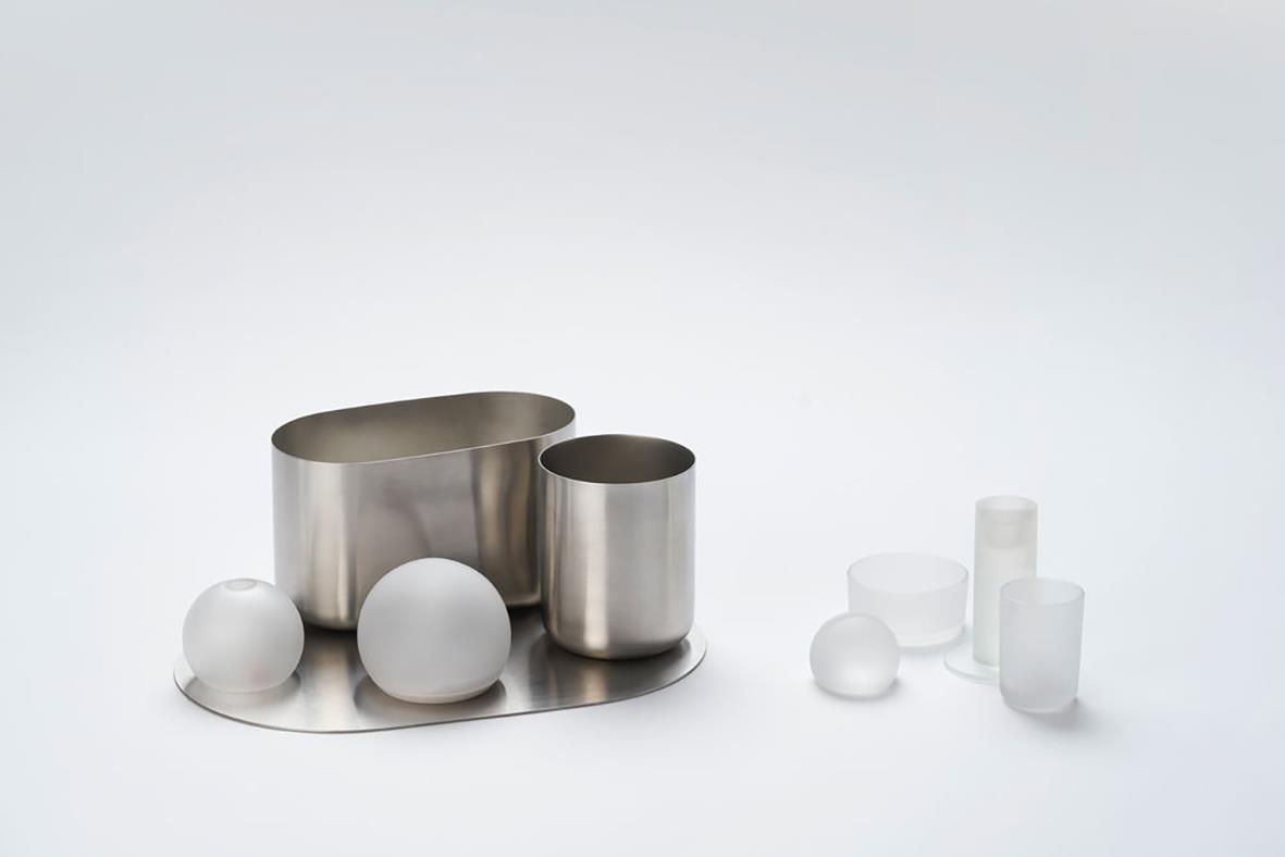 Rund bestickhållare i rostfritt stål med plats för bestick och små behållare, diameter 12,9 cm, höjd 10,4 cm