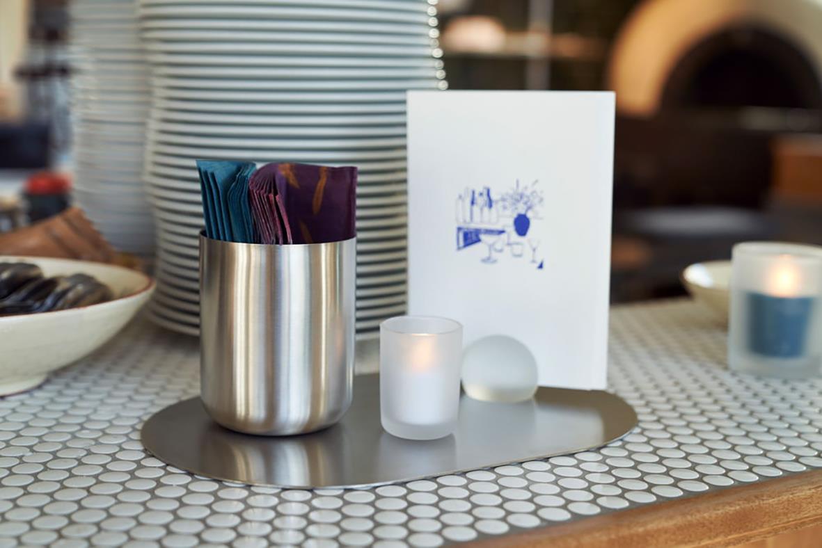 Serveringsfat Lake rf 37x23cm med ljuslyktor och bestick i metall på bord