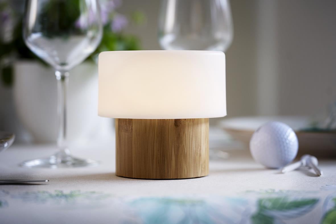LED ljushållare Duni Sister i bambu med vit lampskärm på bordet