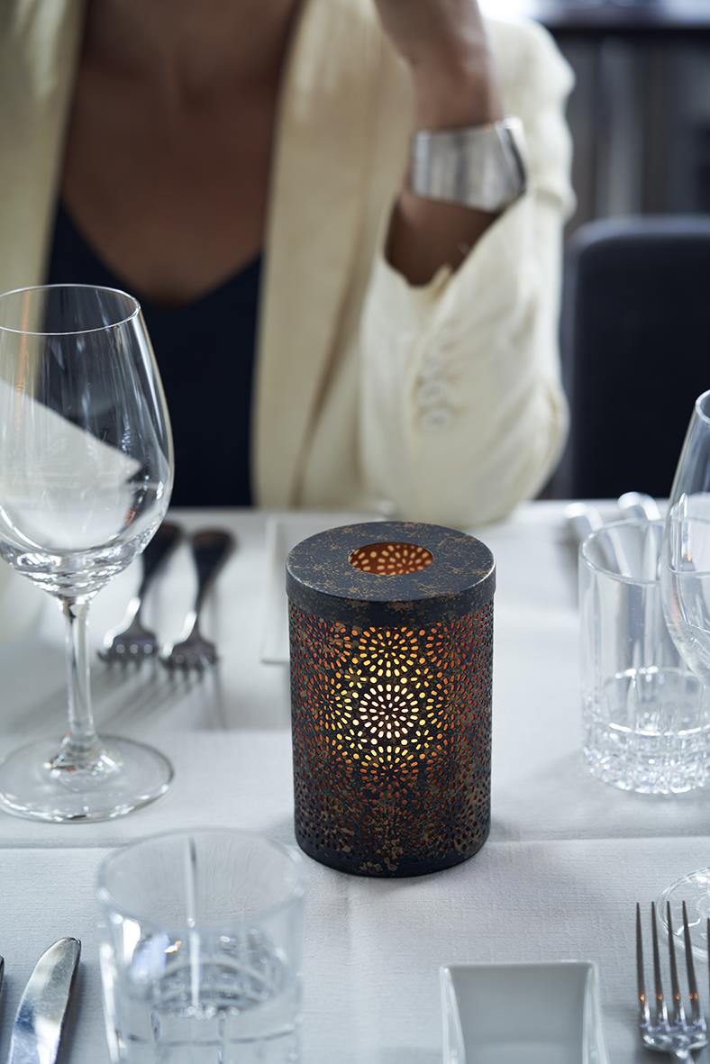 LED ljushållare Duni Dara i metall med perforerad design på dukat bord