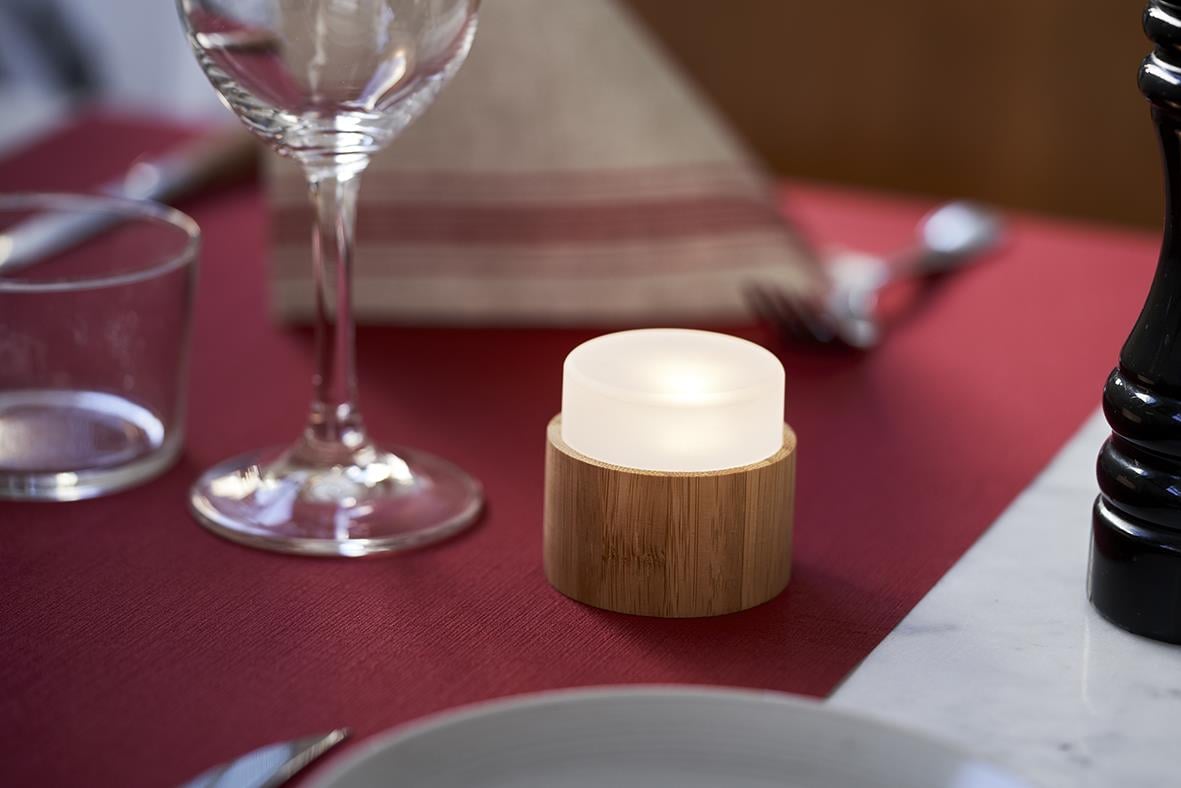 LED-ljushållare Duni Mini Lamp i bambu på bord med glas och bestick