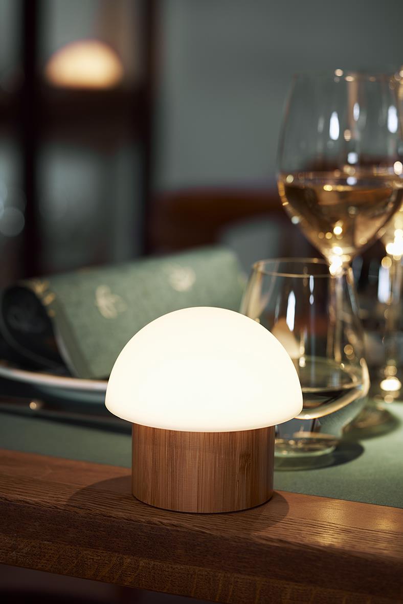 Ljushållare LED Duni Brother Bambu på bord med glas och duk i bakgrunden