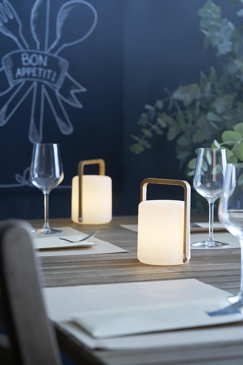 Ljushållare LED Duni Sibling i bambu på dukning med glas och tallrikar